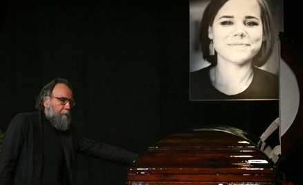 Aleksander Dugin podczas ceremonii pożegnania swej córki Darii, który zginęła w wyniku eksplozji bom