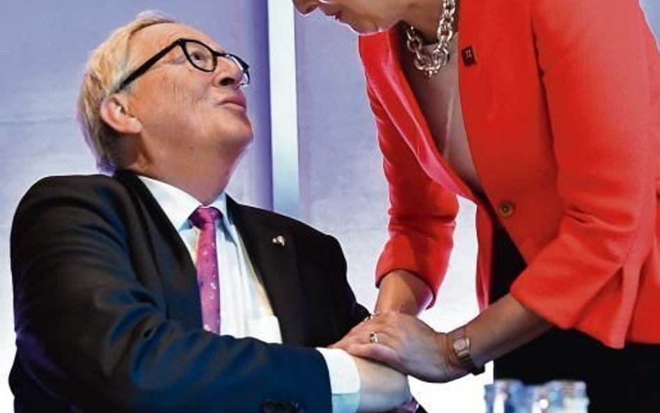 Przewodniczący KE Jean-Claude Juncer z brytyjską premier Theresą May.