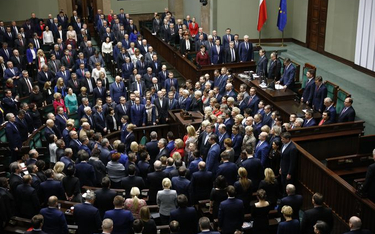 Sondaż: Zyskują PiS i PO. Cztery partie w Sejmie