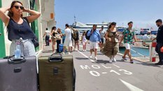 Codziennie przybywają na wyspę tysiące turystów, jest ich zwykle więcej niż mieszkańców. Jedni wpada