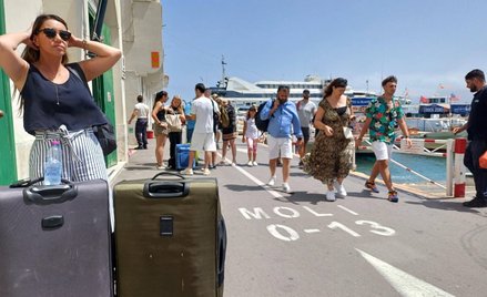 Codziennie przybywają na wyspę tysiące turystów, jest ich zwykle więcej niż mieszkańców. Jedni wpada