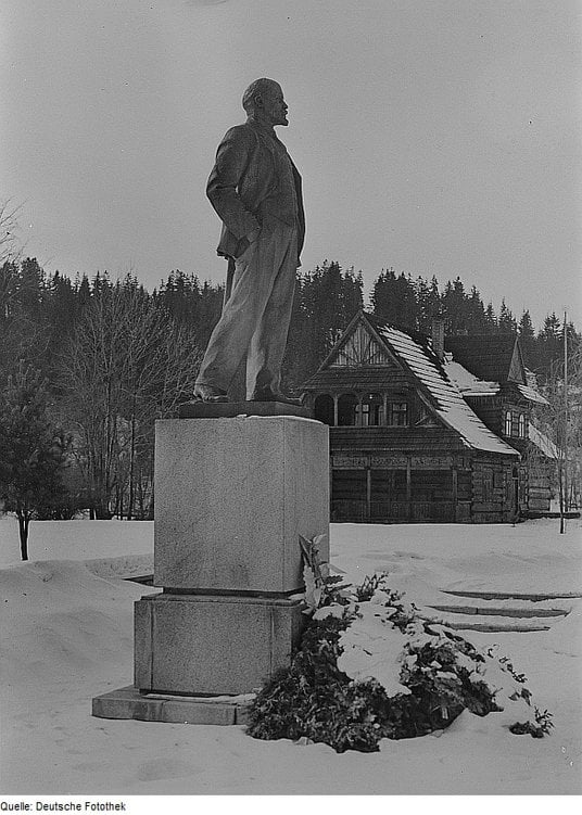 Pomnik Lenina w Poroninie, w tle budynek muzeum. Lata 60. XX w.