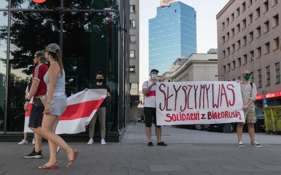 Solidarni z Białorusią. Żywy łańcuch w Warszawie