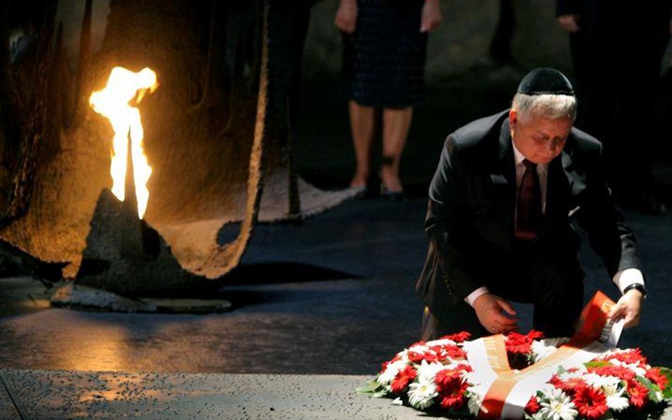 Prezydent RP Lech Kaczyński składa kwiaty w Yad Vashem