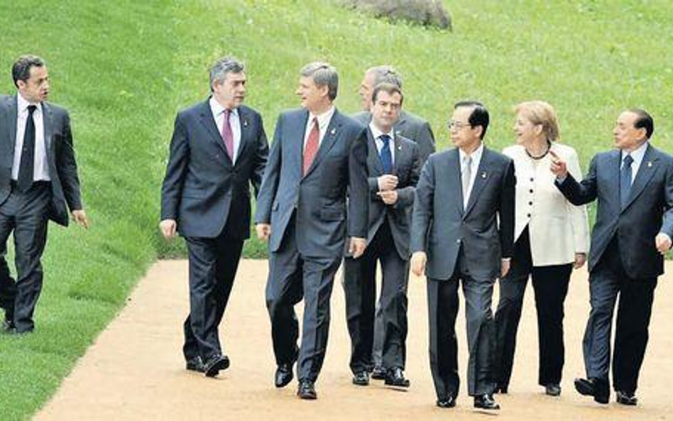 G8 w Japonii 10 czerwca. Od lewej: prezydent Francji Nicolas Sarkozy, premier Wielkiej Brytanii Gord