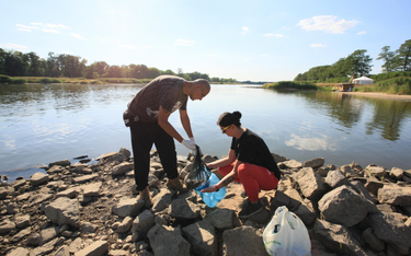 Mieszkańcy wsi Cigacice, 11 bm. zbierają śnięte ryby w rzece Odrze