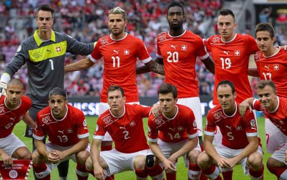 Wielokulturowa Szwajcaria. U dołu od lewej: Goekhan Inler, Ricardo Rodriguez, Stephan Lichtsteiner, 