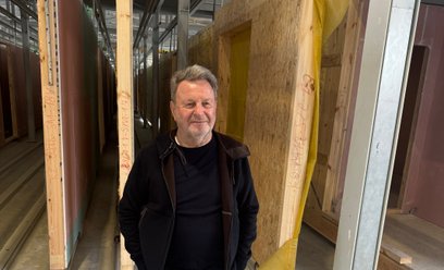 Józef Wojciechowski, założyciel i przewodniczący rady nadzorczej J.W. Construction w zakładzie produ