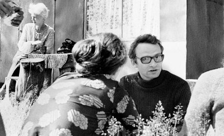 Jan Lityński (1946–2021) na pikniku środowiska Komitetu Obrony Robotników w 1977 r. W tle aktorka i 