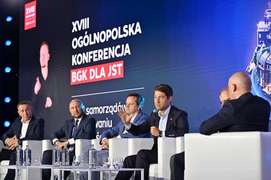 Uczestnicy debaty pt. Odporność infrastrukturalna – transport, urbanistyka, infrastruktura, współpra