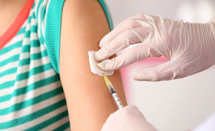 Powikłania po szczepieniach: to nie firmy farmaceutyczne powinny płacić