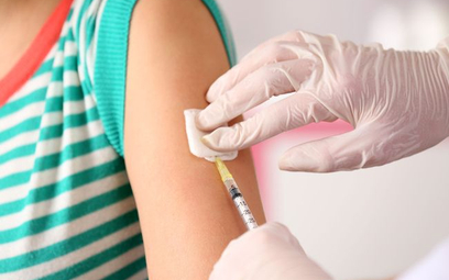 Powikłania po szczepieniach: to nie firmy farmaceutyczne powinny płacić