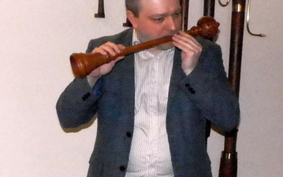 Kierownik Muzeum Instrumentów Muzycznych (MIM) Patryk Frankowski "testujący" flet eunucha z daru R. 
