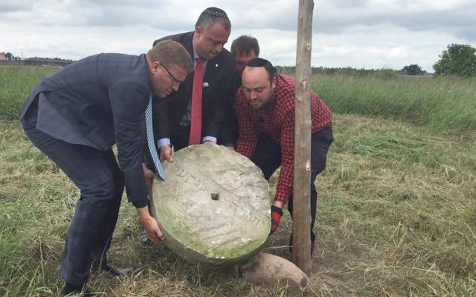 W środę w Skulsku: z lewej wójt gminy Andrzej Operacz, w środku Yehiel Hilik Bar (jego dziadkowie po