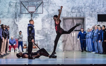 „Z domu umarłych” w reż. Krzysztofa Warlikowskiego w Covent Garda w Londynie