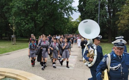 Po zakończeniu oficjalnych uroczystości na ulicę wyruszył Marsz Mokotowa