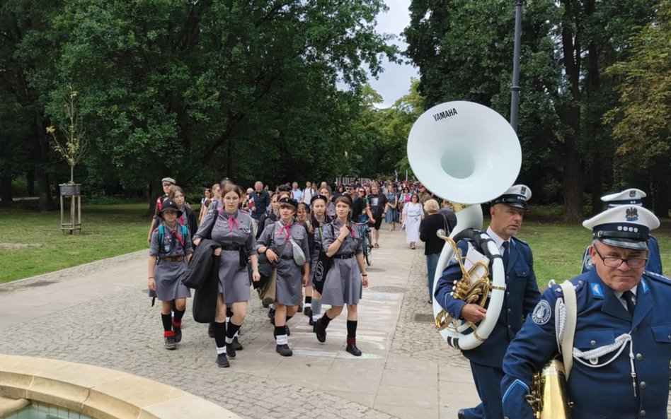 Po zakończeniu oficjalnych uroczystości na ulicę wyruszył Marsz Mokotowa