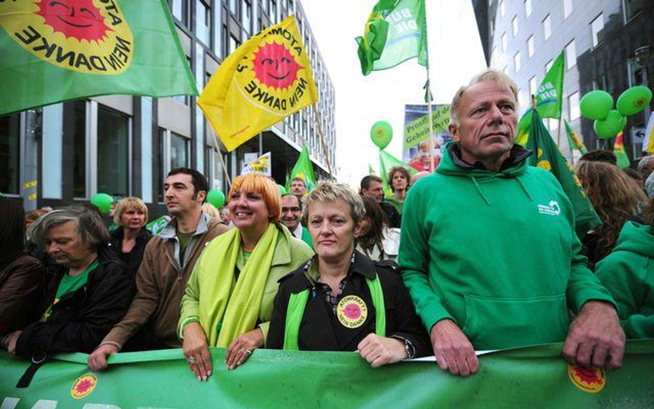 Antynuklearna demonstracja niemieckich Zielonych w Berlinie, pierwszy z prawej Juergen Trittin, 18 w