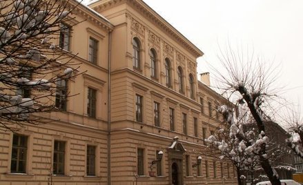 V LO w Krakowie. Dyrektor tego ogólniaka miał porysować sześć aut. Bada to policja