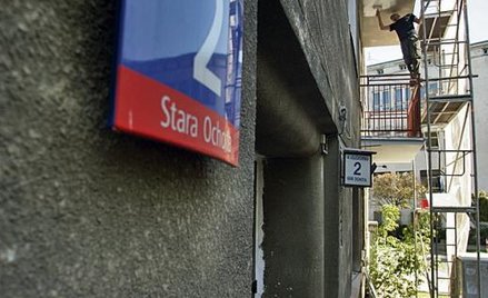 Oryginalne, stylowe balustrady zastąpiono prostokątnymi