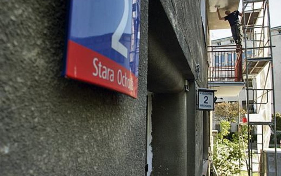 Oryginalne, stylowe balustrady zastąpiono prostokątnymi