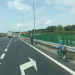 6-latek na rowerze na drodze szybkiego ruchu. Był z ojcem