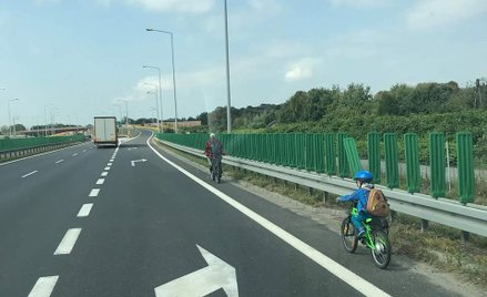 6-latek na rowerze na drodze szybkiego ruchu. Był z ojcem