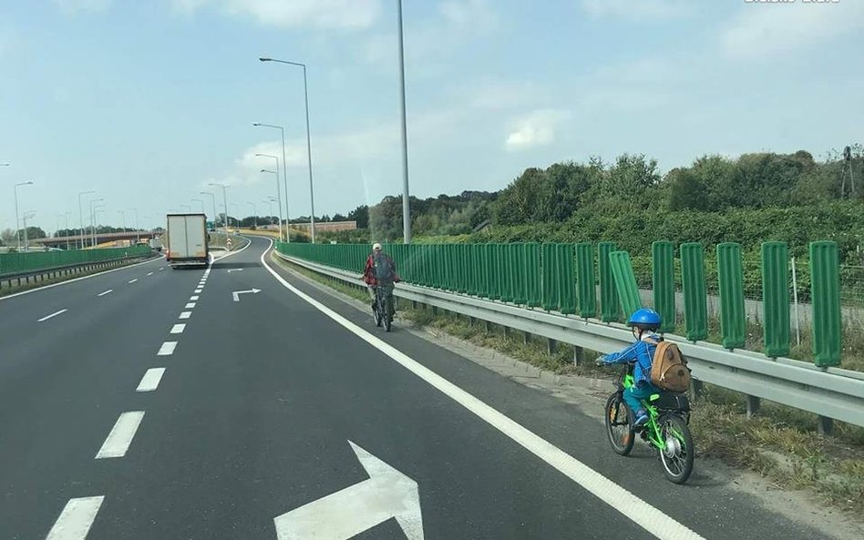 6-latek na rowerze na drodze szybkiego ruchu. Był z ojcem