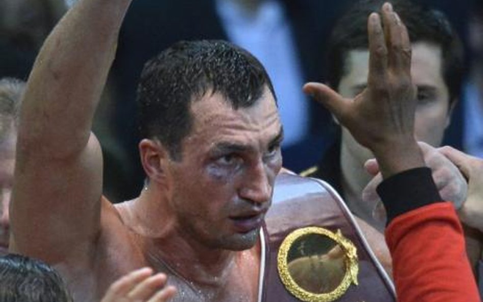 Władymir Kliczko wciąż jest mistrzem świata WBA, IBF, WBO w wadze ciężkiej, ale walka była bardzo br
