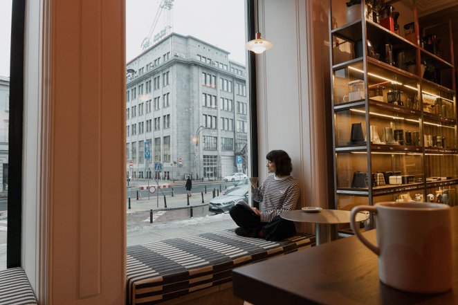 Lokal pozostaje otwarty także po południu, promując kulturę spędzania czasu w kawiarniach do późnych