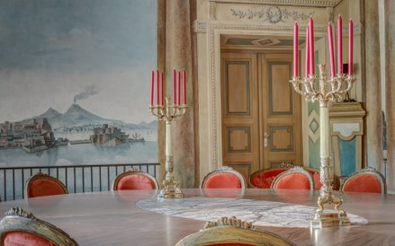 Ozdobą wnętrz pałacowych są m.in. naścienne malowidła z przełomu XVIII i XIX