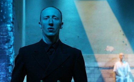 Cezary Kosiński (Makbet) w spektaklu Grzegorza Jarzyny