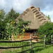 Podlaska zagroda w skansenie w Osowiczach.