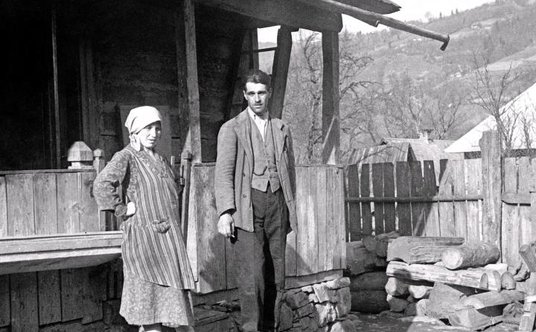 Młodzi niemieccy osadnicy w osadzie Wołga Rachów w Karpatach ukraińskich, 1938 r.