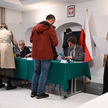 Polacy oddają głosy w lokalu wyborczym w Ambasadzie RP w Wilnie.