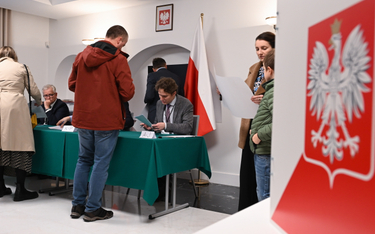 Polacy oddają głosy w lokalu wyborczym w Ambasadzie RP w Wilnie.