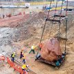 Na placu budowy Varso odkopano 60-tonowy głaz narzutowy