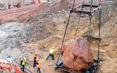 Na placu budowy Varso odkopano 60-tonowy głaz narzutowy