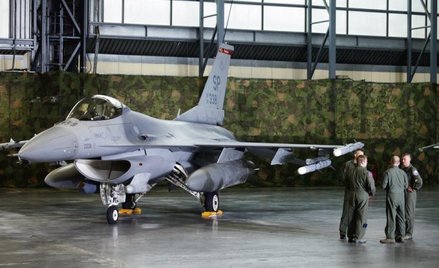 Chlubą Polskich Sił Powietrznych jest 48 myśliwców F-16. Stacjonują one w dwóch bazach: w Krzesinach