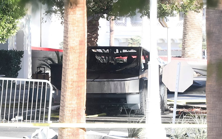 Tesla Cybertruck przed hotelem w Las Vegas