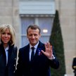 Emmanuel Macron z żoną , Brigitte, przed Pałacem Elizejskim podczas wizyty prezydenta Ukrainy we Fra