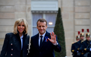 Emmanuel Macron z żoną , Brigitte, przed Pałacem Elizejskim podczas wizyty prezydenta Ukrainy we Fra