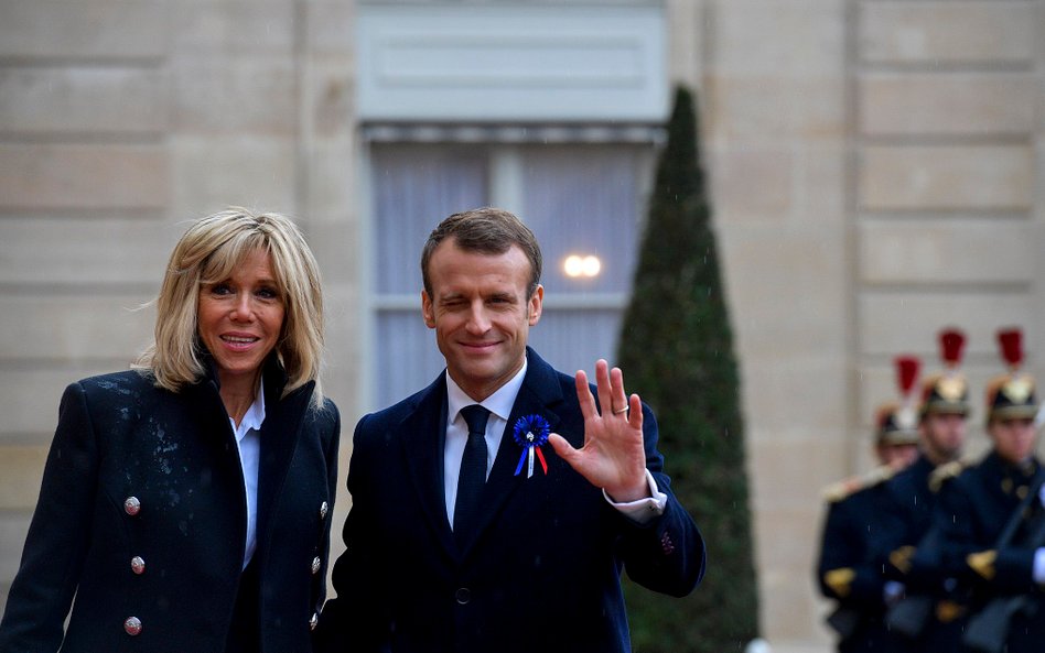 Emmanuel Macron z żoną , Brigitte, przed Pałacem Elizejskim podczas wizyty prezydenta Ukrainy we Fra