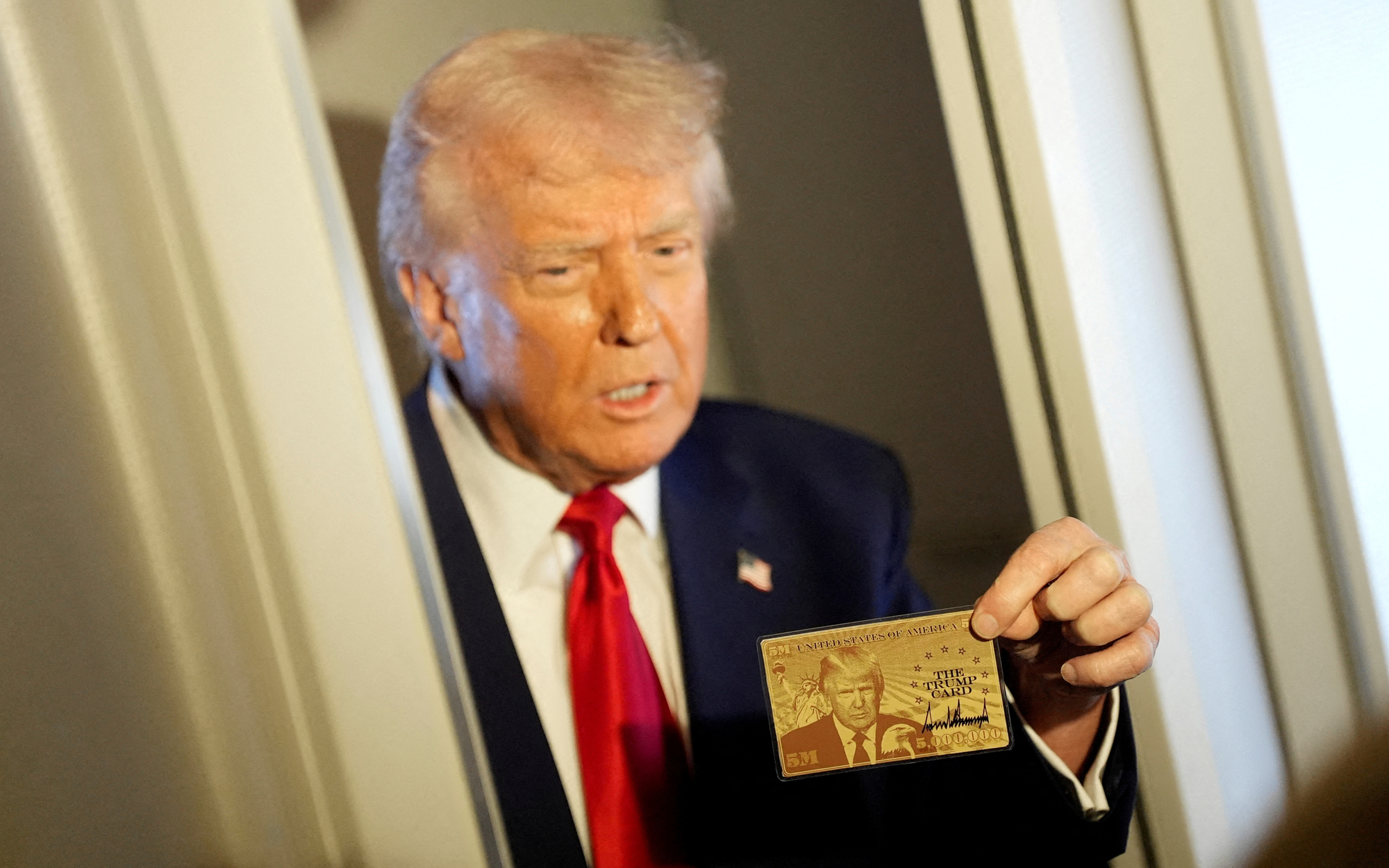 Trump sprzedaje „złote karty” bogatym. Rosjanie ustawiają się w kolejce
