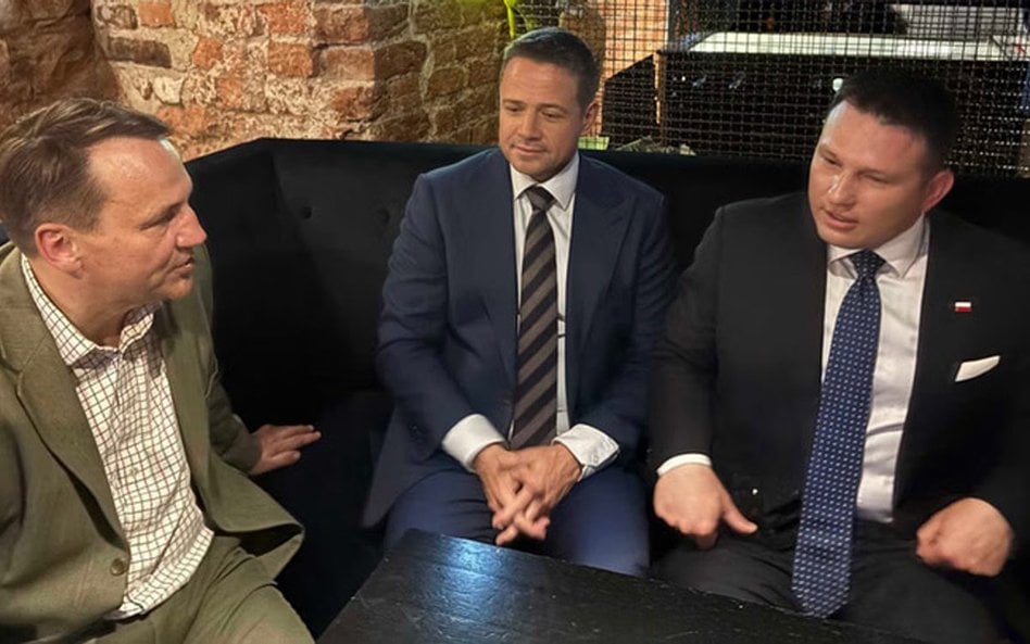 Sławomir Mentzen przy piwie z Rafałem Trzaskowskim i Radosławem Sikorskim w czasie kampanii wyborcze