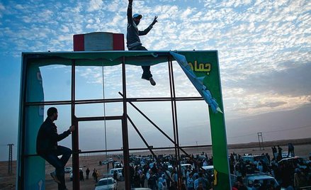 Powstańcy u bram miasta Brega świętują odparcie ataku sił Kaddafiego