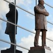 Pomnik Fergusona przez stadionem Old Trafford