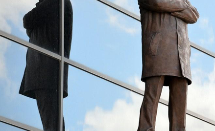 Pomnik Fergusona przez stadionem Old Trafford