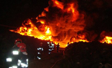 Ogień na składowisku opon w Rykach pojawił się w czwartek o 23.30
