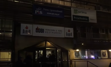 "Czarna środa". Oblano farbą siedzibę PiS